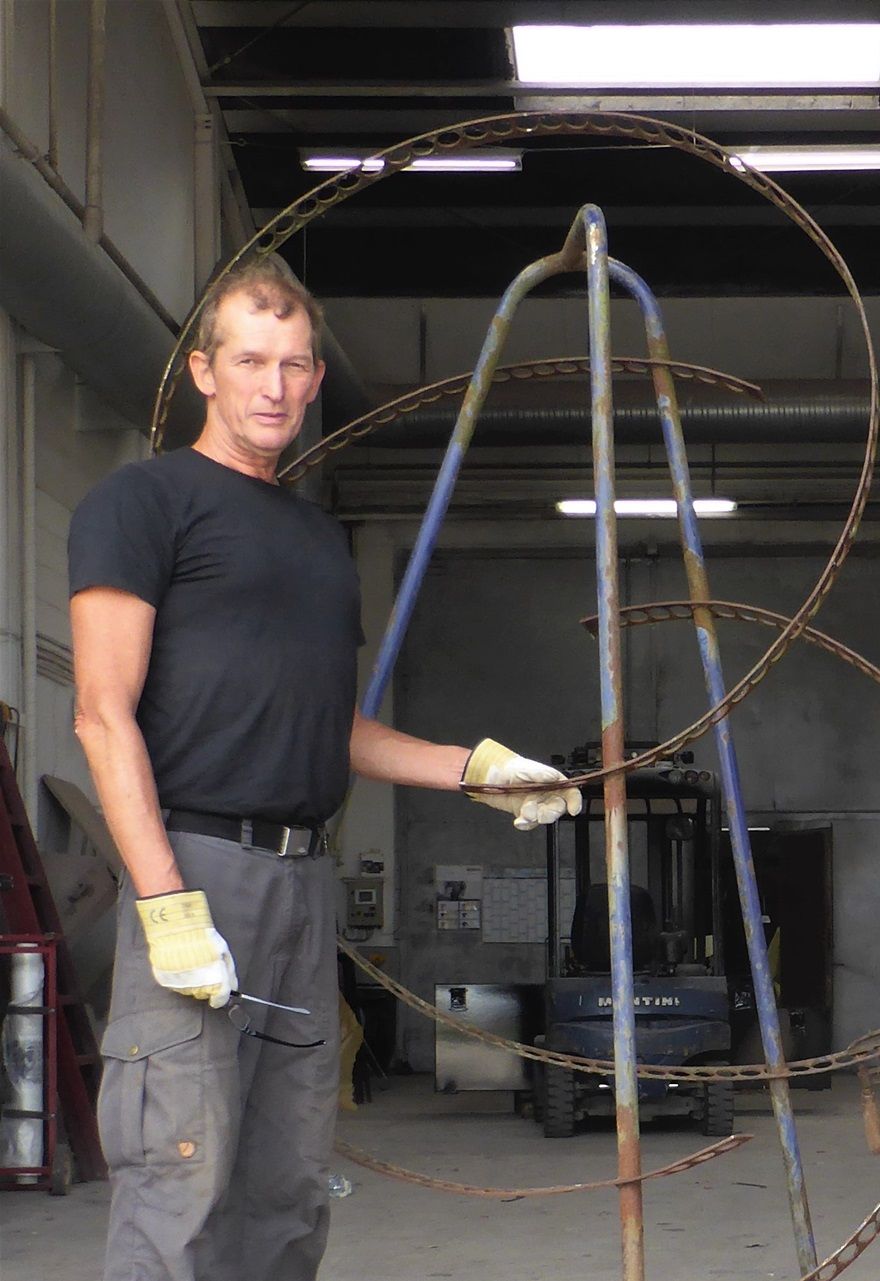 Peter Mølsted working with restoration his sculpture 