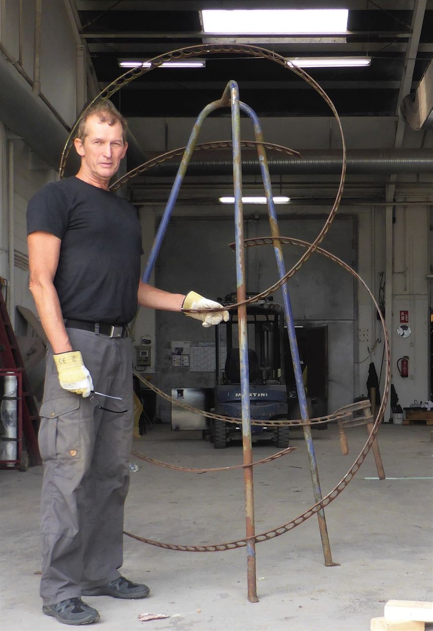 Peter Mølsted working with restoration his sculpture 