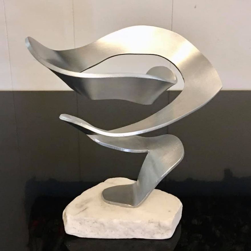 14 th. May 2020: Connie Boe Boss - Ny kunst i The Boss Collection 💥 Aluminiumsskulptur på carrara marmor af kunstneren Peter Mølsted, som jeg for nylig havde fornøjelsen at møde for første gang. Han gik på akademiet i 1970’erne og var bl.a. elev af Robert Jacobsen. Jeg faldt for denne dansende, svævende og lette skulptur som er håndbøjet i koldt aluminium. Elegance og harmoni - se hvordan den står på tå.
